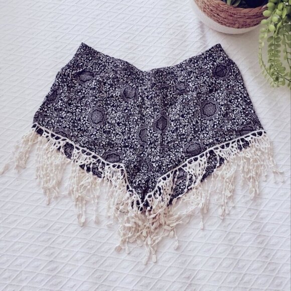 BREEZE EVER- Black/White Paisley Boho Resortwear Shorts Macrame Trim- S - Picture 10 of 11